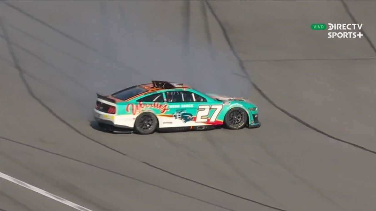 "The car is shaking like a pig"– Former F1 champion Jacques Villeneuve slips while coming into pit road while competing in Daytona 500