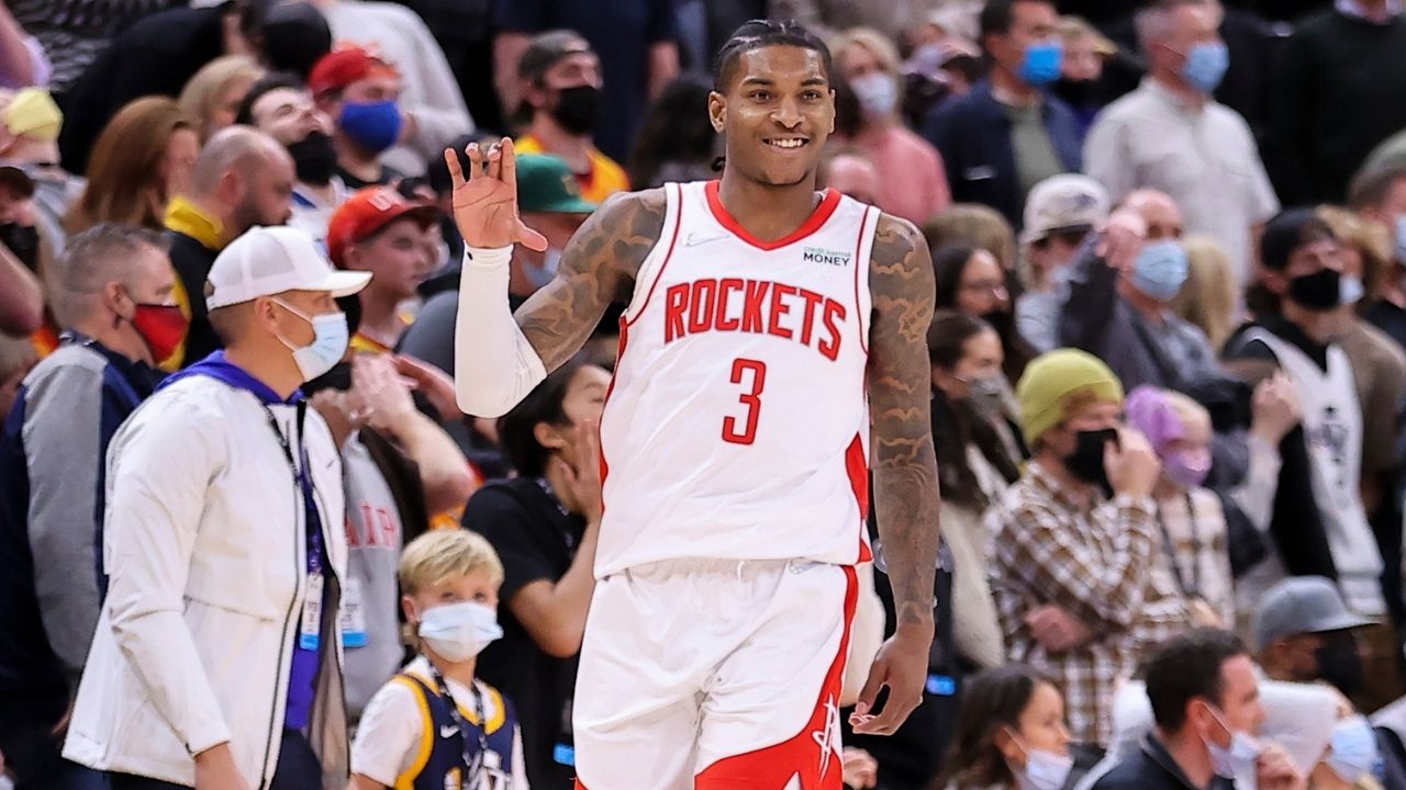 “Kevin Porter Jr. couldn’t care less about the Rockets losing to Stephen Curry and co.”: NBA Twitter erupts as KPJ gets a customized grill order placed between a timeout during the Rockets-GSW clash