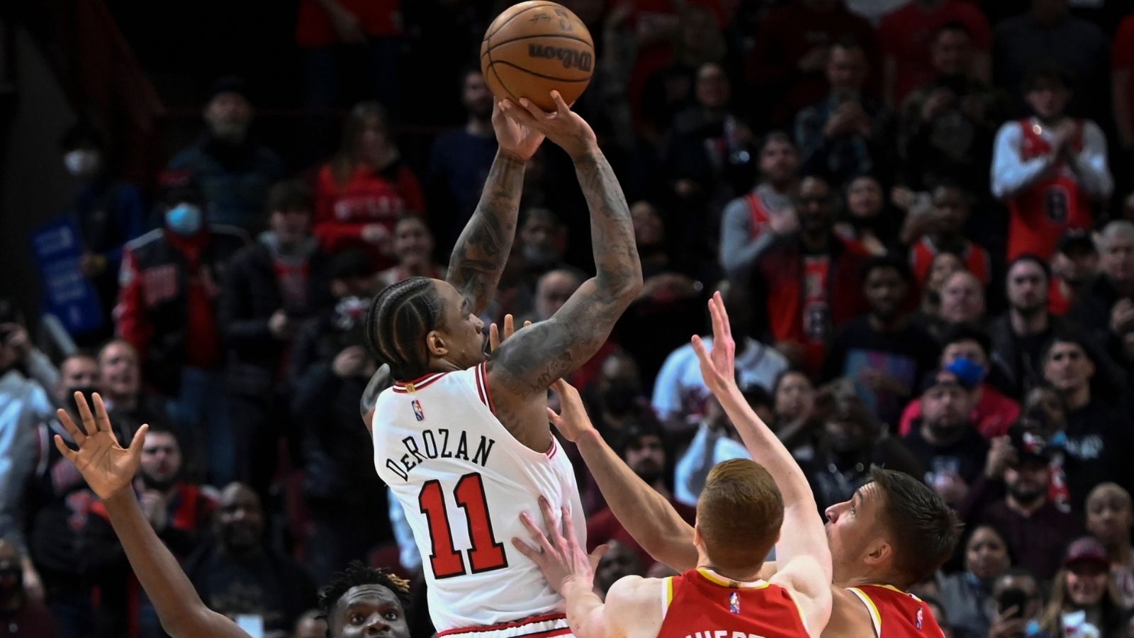 "The mid-range game of DeMar DeRozan is made for Playoffs!": JJ Redick breaks down the skillset of Bulls MVP, calls it the best weapon to win it all