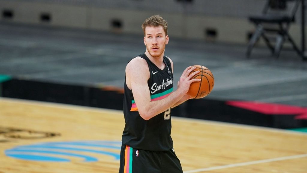 "Jakob Poeltl plays Poeltl, and then dominates the Lakers minus LeBron James!": Austrian Big is having a career season with the Spurs, gets a game similar to Wordle named after him