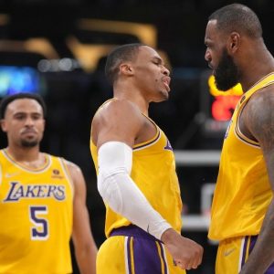 "LeBron James is publicly humiliating Russell Westbrook": NBA Twitter erupts as picture emerges of Lakers star and Anthony Davis ignoring the Brodie's high-five