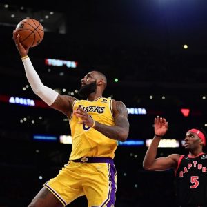 "Pascal Siakam uses his face as a weapon to absolutely brutalize LeBron James and his elbow!": NBA Twitter mocks the excellent level officiating by the referees during the Lakers-Raptors matchup