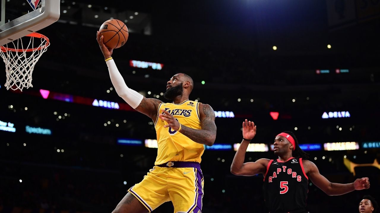 "Pascal Siakam uses his face as a weapon to absolutely brutalize LeBron James and his elbow!": NBA Twitter mocks the excellent level officiating by the referees during the Lakers-Raptors matchup