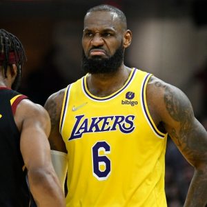 "This is why LeBron James should NEVER copy Michael Jordan!" NBA Fans clown on Lakers star after he gets trolled hilariously by Razzie Awards for Space Jam 2