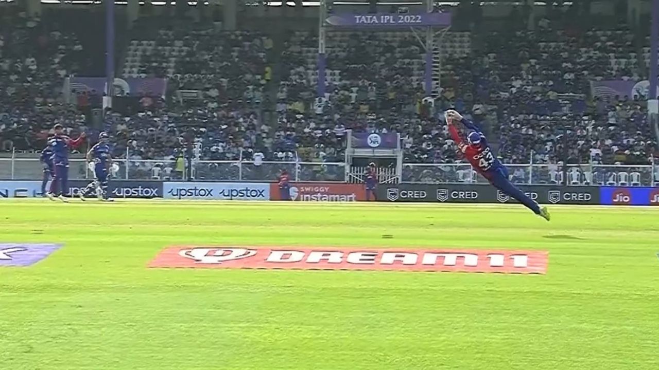 "Catch of the season contender": Tim Seifert grabs excellent catch as Kuldeep Yadav dismisses Kieron Pollard in IPL 2022