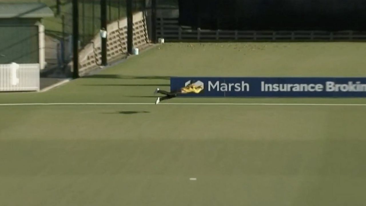 "Hilton goes horizontal": Hilton Cartwright grabs startling boundary catch to dismiss Moises Henriques in Marsh Cup final