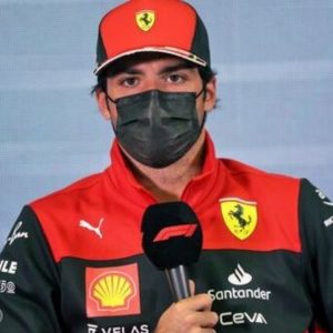 "Typical Mercedes, typical George"– Carlos Sainz responds to George Russell calling Ferrari best amidst Bahrain testing