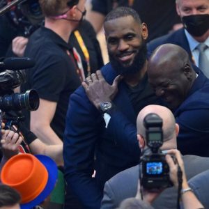 "Michael Jordan would be crying, if he rolled his ankle like LeBron James!": NBA Twitter explodes as Lakers star puts on dominant showing despite injury