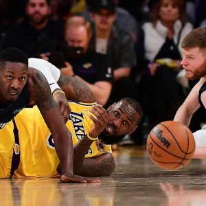 "LeBron James is done with the Lakers!": NBA Twitter reacts to the King's frustrated body-language against Luka Doncic and the Mavericks