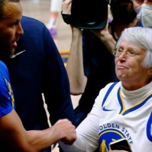 "This fan's reaction to getting Stephen Curry's autograph is everything": NBA Twitter melts with the Warriors MVP's recent gesture, declaring him the GOAT