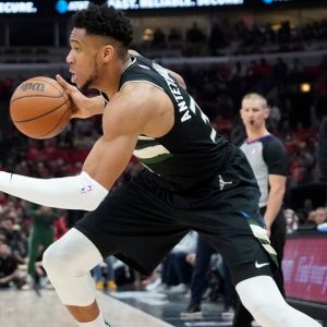 "Okay, Khloe Kardashian!": Giannis Antetokounmpo’s girlfriend Mariah Riddlespringer shows the Bucks star stacking Oreos like a diva!