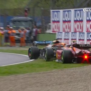 "Carlos Sainz to now be a number 2 to Charles Leclerc": F1 fans left in disbelief as Daniel Ricciardo compels Ferrari star to have another DNF in 2022