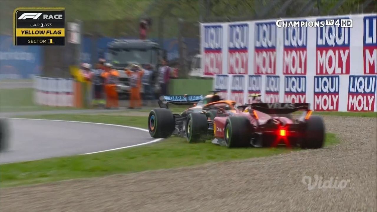 "Carlos Sainz to now be a number 2 to Charles Leclerc": F1 fans left in disbelief as Daniel Ricciardo compels Ferrari star to have another DNF in 2022