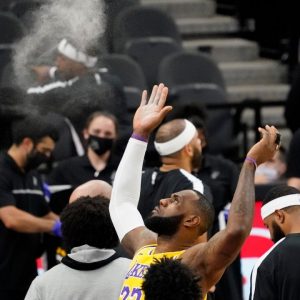 "LeBron James copies idol Michael Jordan": How the Lakers no. 23 took up the chalk toss routine from his idol the Bulls no. 23
