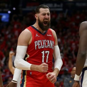 "Jonas Valanciunas OWNS Deandre Ayton": NBA Twitter reacts as Pelicans big man dominates Chris Paul and Co to level the series