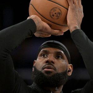 "LeBron James was shooting logo 3's like he was taking a jumper from the Free Throw line": A young King James was making Steph Curry type shots long before he made his way into the league