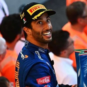 "And then I had to wear a crop top in the paddock"– Mercedes social media admin trolls Daniel Ricciardo on Twitter