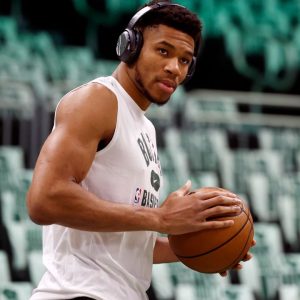 "It costs $20K to comment on the refs, I've got to pay for diapers": Giannis Antetokounmpo has the media in splits when asked to comment on officiating 