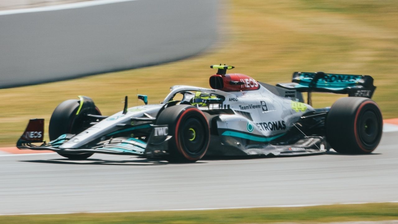 "He's going to finish close behind or even pass Sainz": Lewis Hamilton incredible recovery impresses F1 Twitter