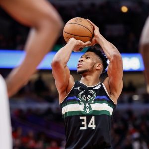 “Giannis Antetokounmpo made his girlfriend Mariah Riddlesprigger run ‘suicides’ with their son!”: How the Bucks Superstar used a ridiculous training method to improve his free-throws 