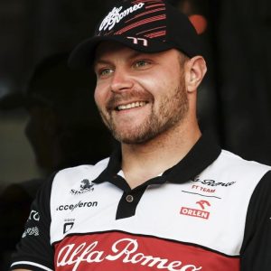 "This would look fabulous in Toto Wolff's office!"- Valtteri Bottas charging $12 for posters of his bare a*s has F1 Twitter erupting in laughter