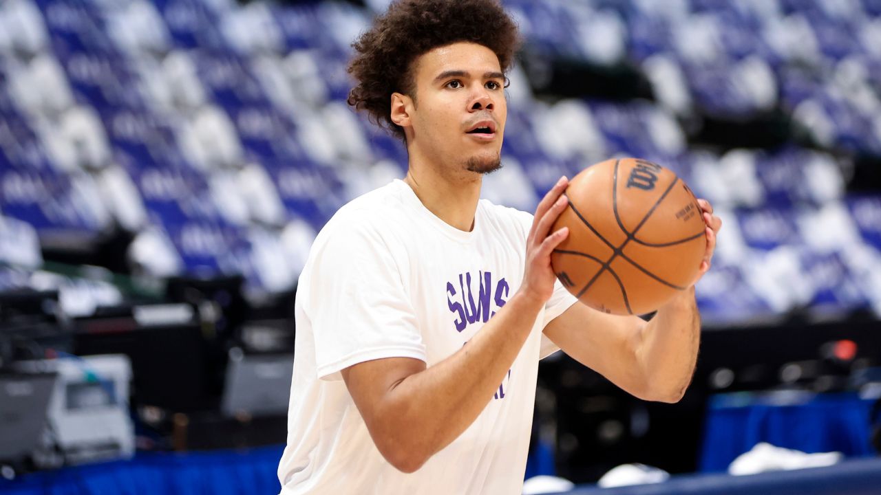 "Cam Johnson's girlfriend had a towel thrown on her, got kneed in the back of her head, and had beer spilled on her": Chris Paul's teammate shares an incident of a fan's unruly conduct