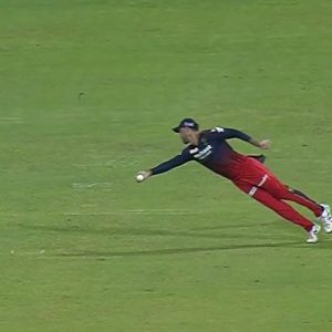 "What a catch by Maxwell": Glenn Maxwell's one-handed stunner to dismiss Shubman Gill enthralls fans