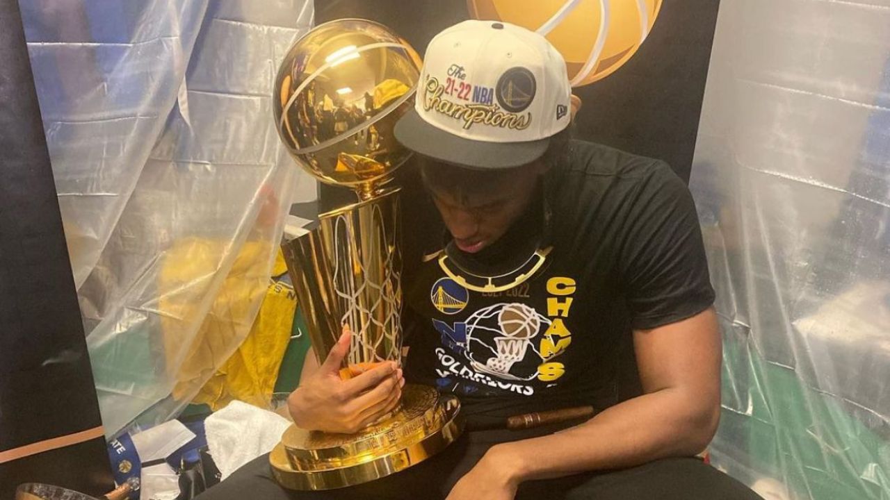 “James Wiseman literally got carried by Stephen Curry and is posing like Kobe Bryant”: NBA Twitter roasts the Warriors youngster for a posting a photo with the Larry O’Brien trophy