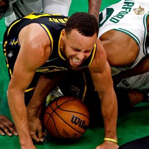 “The Warriors are still in the series now that Stephen Curry isn’t injured”: NBA Twitter seems joyous as insiders reveal that the GSW MVP "avoided a major issue" after collision with Al Horford