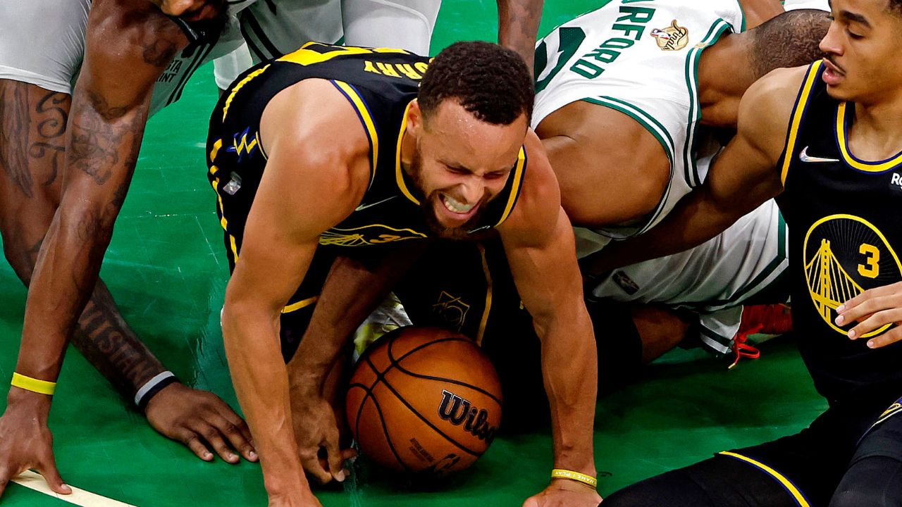 “The Warriors are still in the series now that Stephen Curry isn’t injured”: NBA Twitter seems joyous as insiders reveal that the GSW MVP "avoided a major issue" after collision with Al Horford