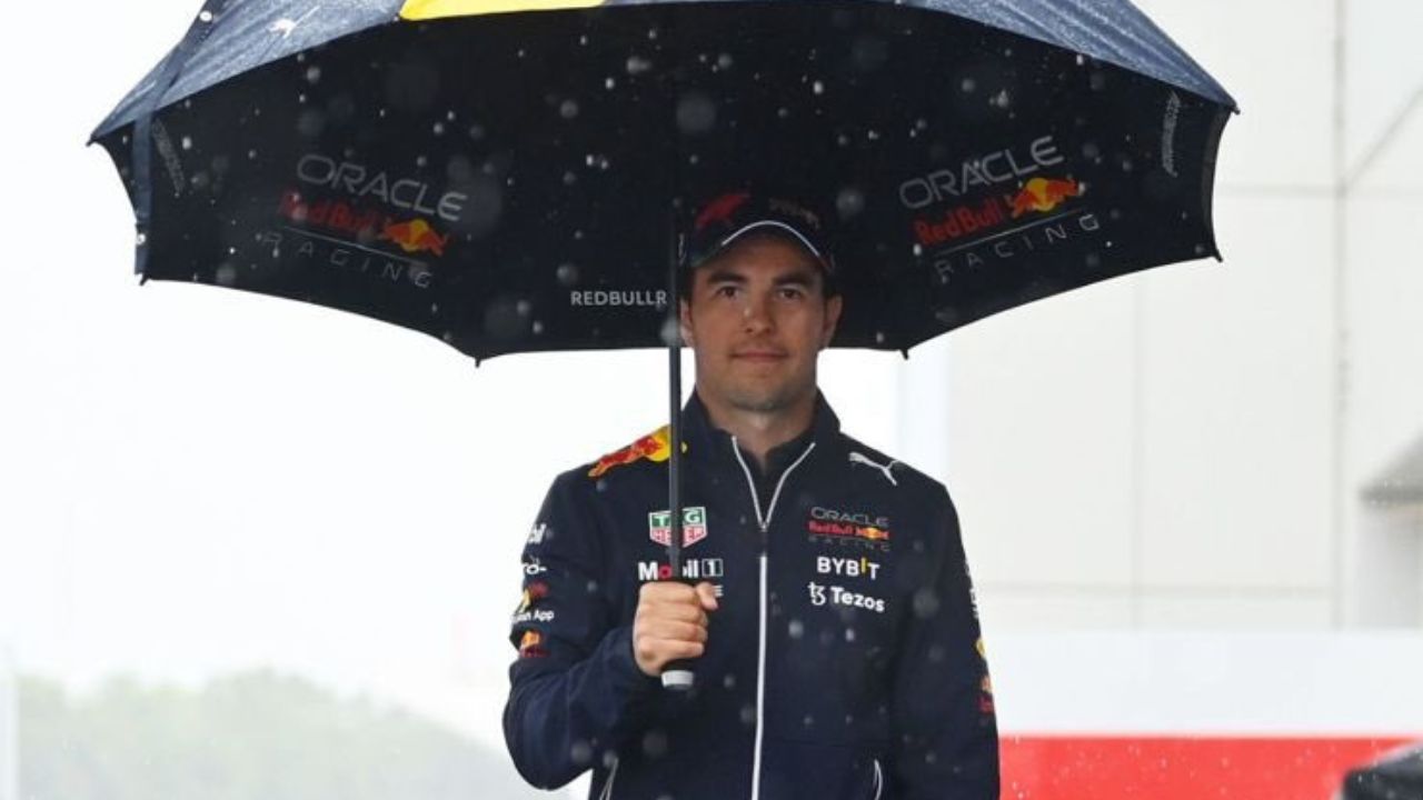 "He is such a dad"– F1 Twitter trolls Sergio Perez for screenshotting his own photo before posting it on social media