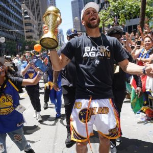 “That’s the kind of step back Ayesha Curry is teaching Stephen Curry!”: NBA Twitter reacts as a random lady attempts to kiss the FMVP during the GSW championship parade