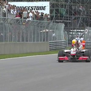 "Bono my steering is gone"– Lewis Hamilton takes off steering wheel while driving F1 car in Canada