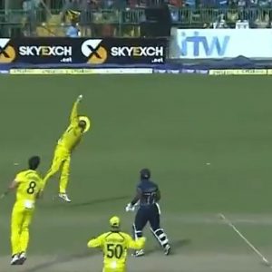 "Maxi you ripper": Glenn Maxwell grabs outstanding catch to dismiss Dhananjaya de Silva in Colombo ODI