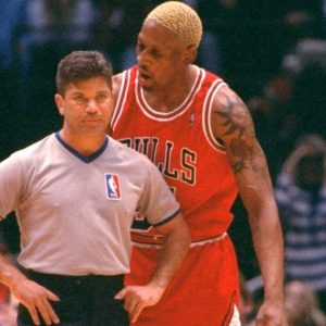 “Dennis Rodman lost $20,000 after headbutting an arrested referee”: Michael Jordan and Bulls played without ‘The Worm’ after he got suspended 6 games
