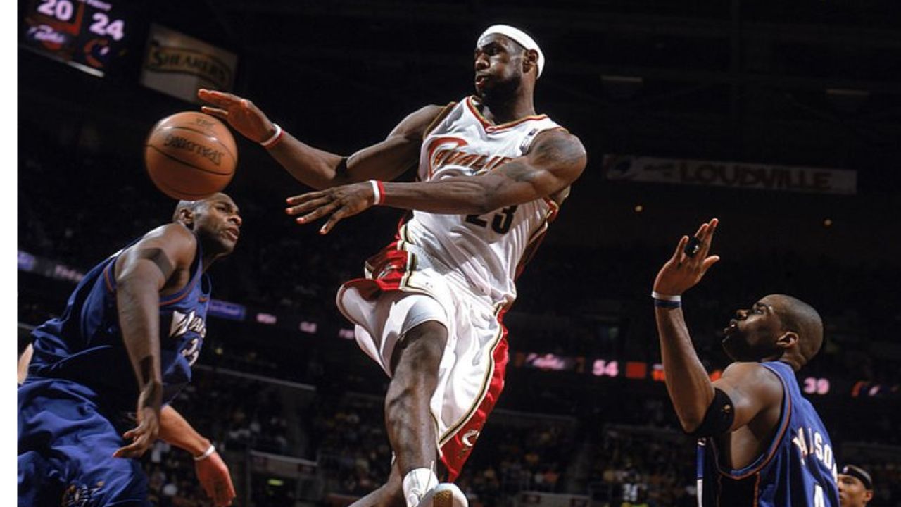 “How in the world did LeBron James manage to find Ilgauskas despite that tight angle?!”: When the then-21 y/o Cavs star dished a beautiful pass in the 1st round of the 2006 Playoffs