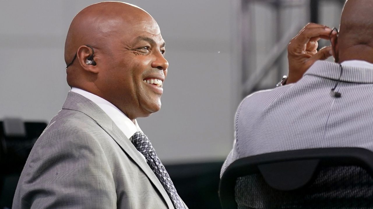 Charles Barkley's "6'6 frame" and size might be to blame as he struggles to use TikTok and operate a smartphone!