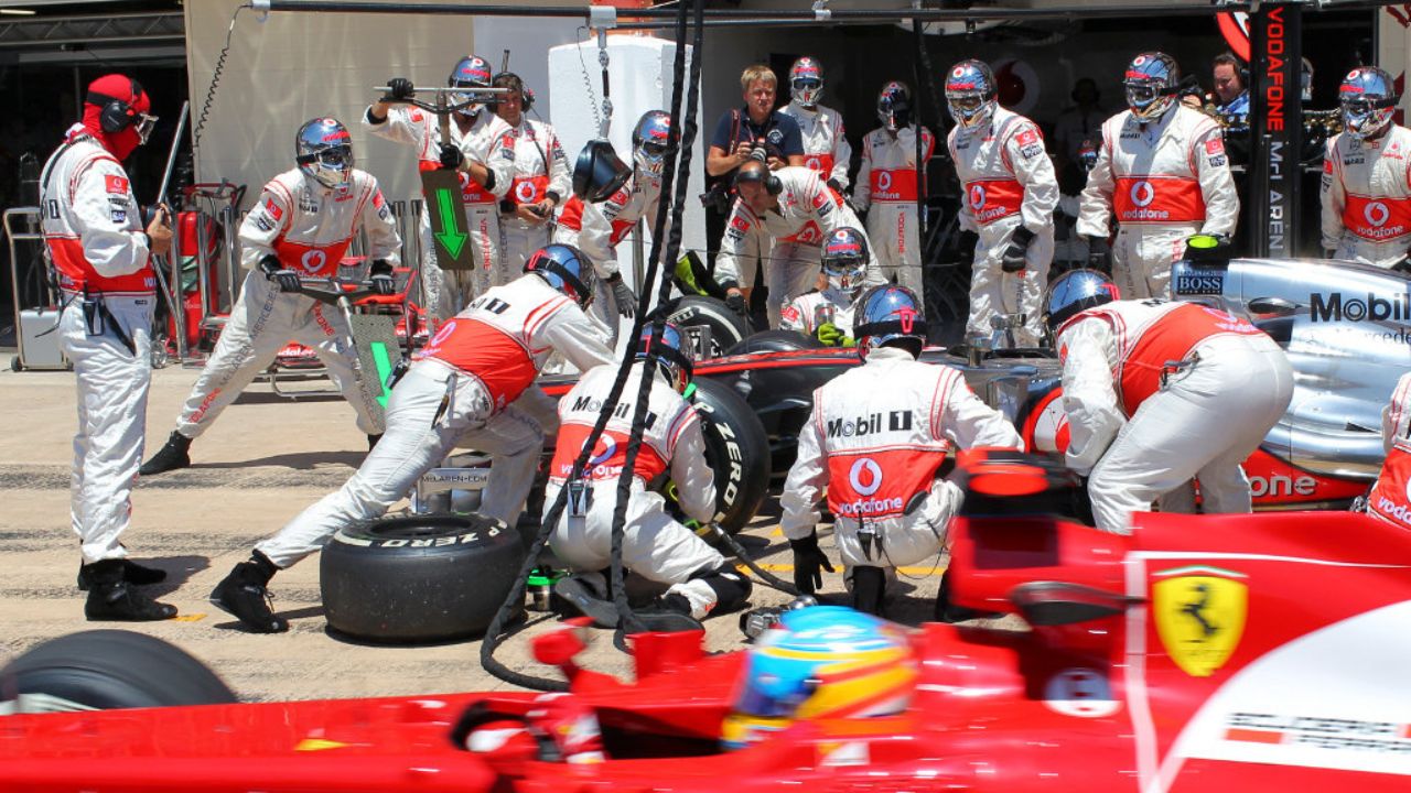 "Perfection"– Watch McLaren changing Lewis Hamilton's $100,000 steering wheel and tyres within 3 seconds