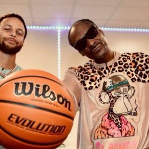 $150M worth Snoop Dogg welcomes Stephen Curry to Death Row Records with some jewelry