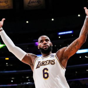 Kenny Smith scoffed at LeBron James walking with a cigar to his game against Chris Paul