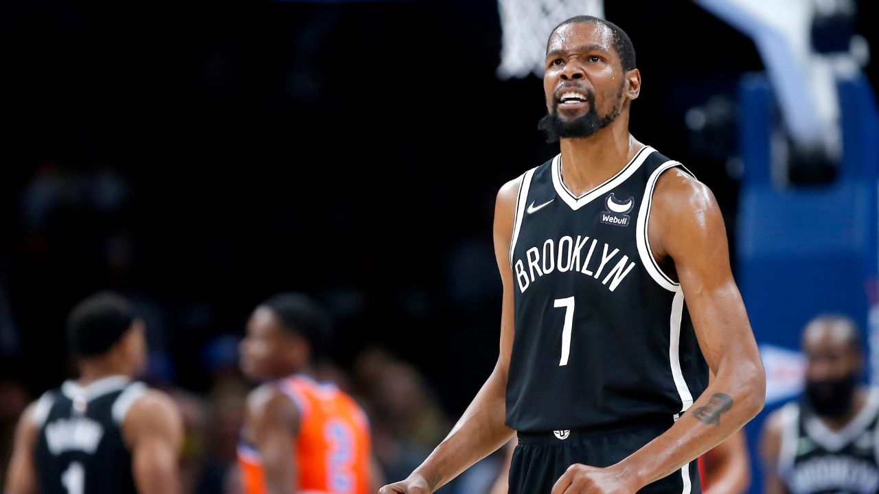 6'10 Kevin Durant lashes out at 'cheese butt' heckle, almost starts a brawl over it