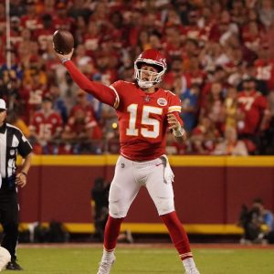 6'3" Patrick Mahomes flashed his NBA skills in massive high school slam dunk