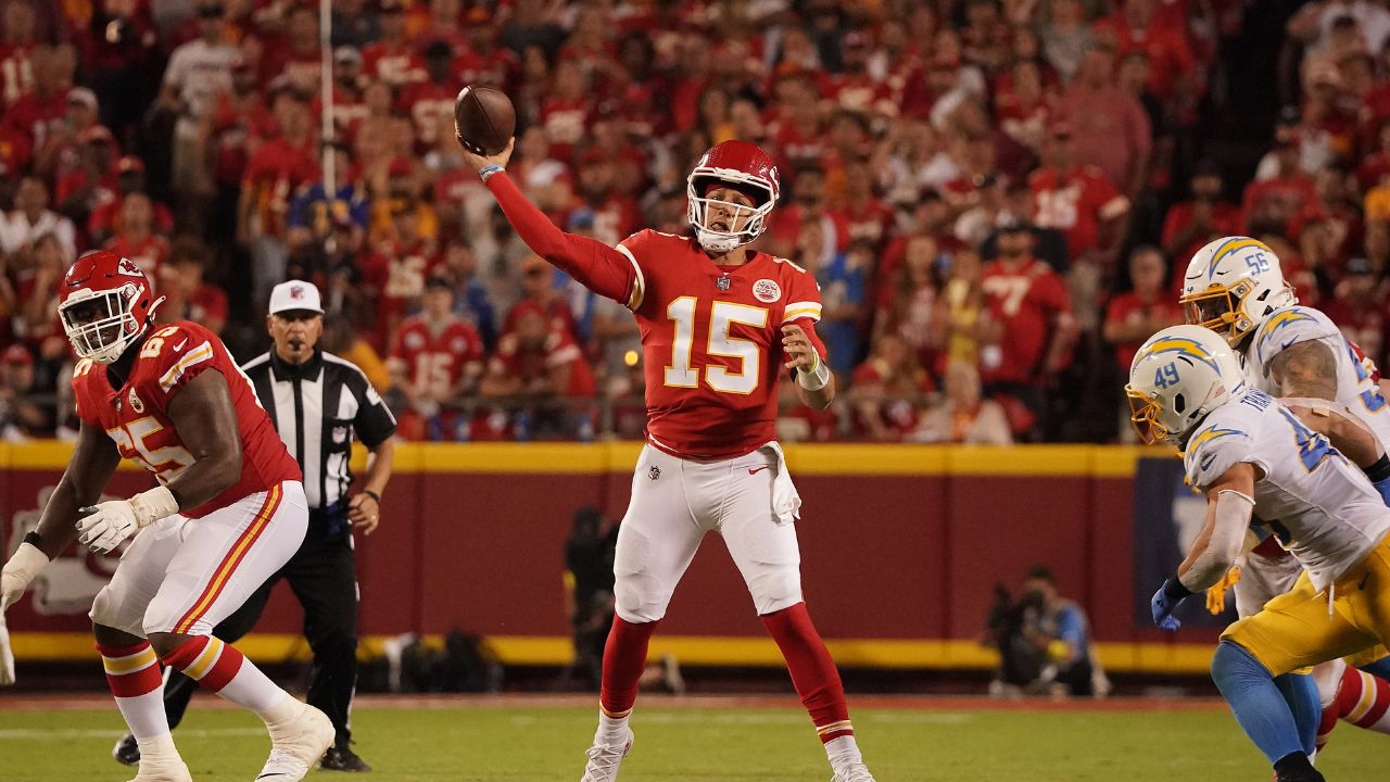 6'3" Patrick Mahomes flashed his NBA skills in massive high school slam dunk