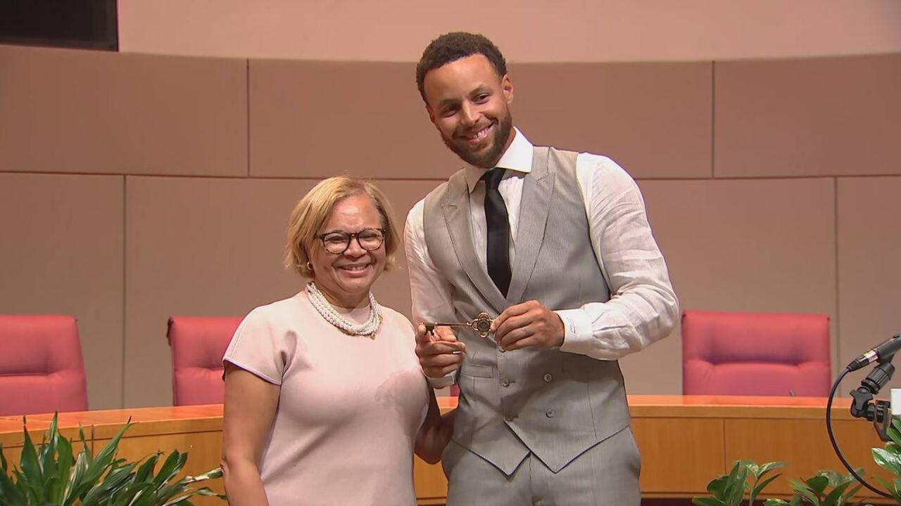 2x NBA MVP Stephen Curry gives Charlotte Hornets fans hope, takes it away just as quickly as he receives key to the City