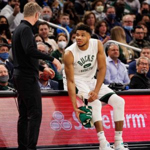 $45 million Warriors coach picks Giannis Antetokounmpo ahead of LeBron James