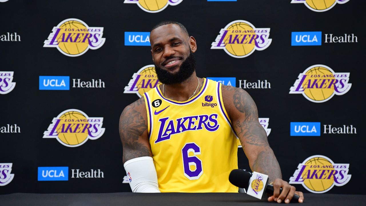 "LeBron James' Hairline Grows Back Every Year During Media Day!": NBA Twitter Reacts to the King Laughing at His Own Haircut Meme