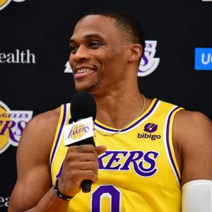 Russell Westbrook Lakers Huddle : 2017 NBA MVP Gives His Point of View on Clips From Preseason Game Against the Timberwolves