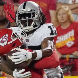 Davante Adams Labelled a F**king Sore Loser For Viciously Shoving a Cameraman On The Sidelines