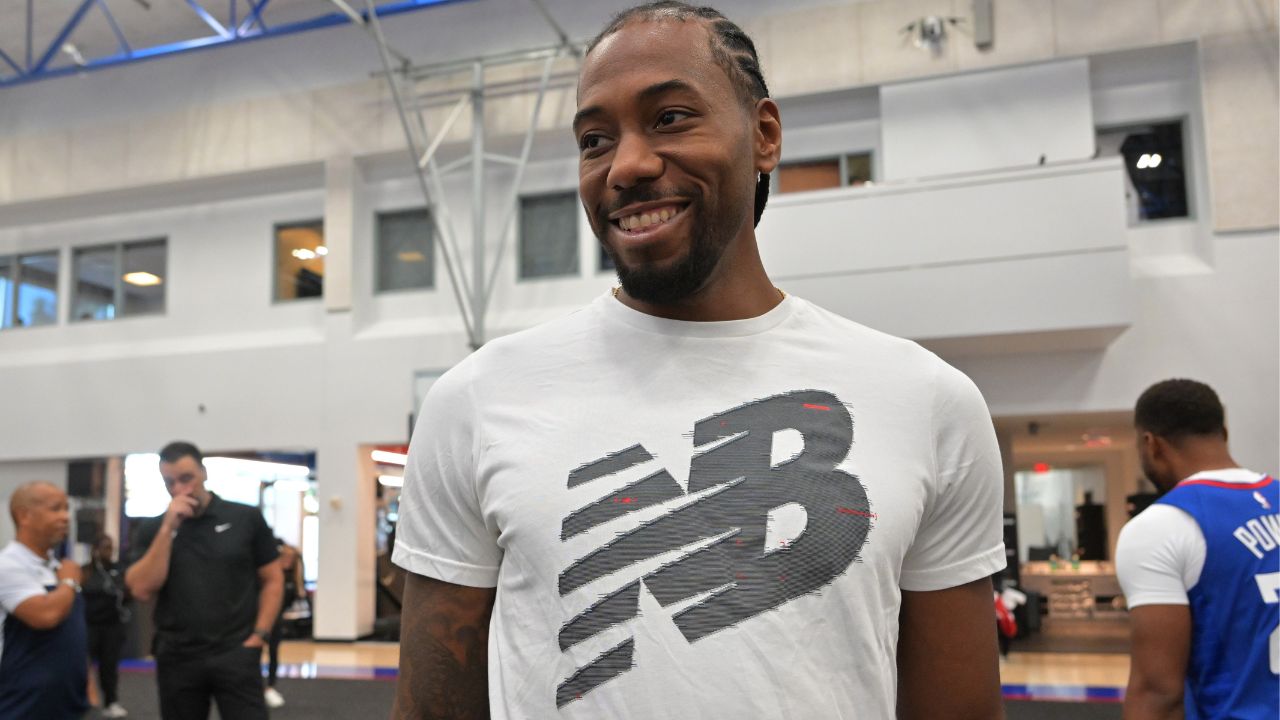 "Someone took out Kawhi Leonard's batteries": NBA Twitter reacts as the 6'7" Clippers star aimlessly stands at the free throw line during a timeout