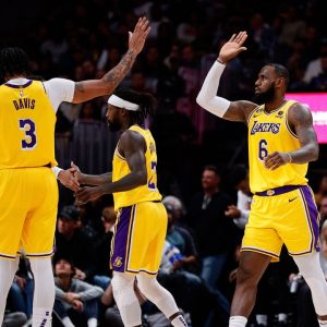 "LeBron James powers Lakers to 1st win and 2 Free Tacos!": NBA Twitter goes wild as LAL break losing streak